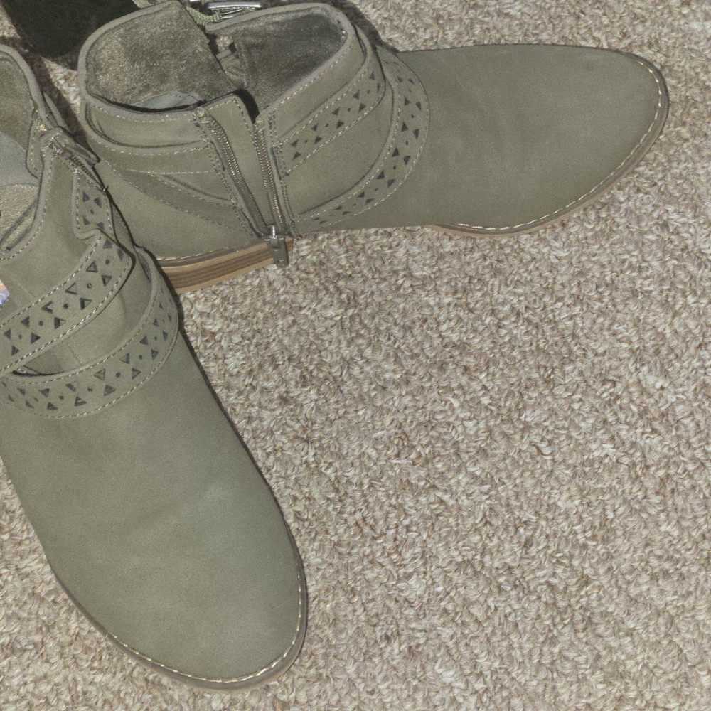 Green Ankle Boots with Suede Texture and Side Zipper